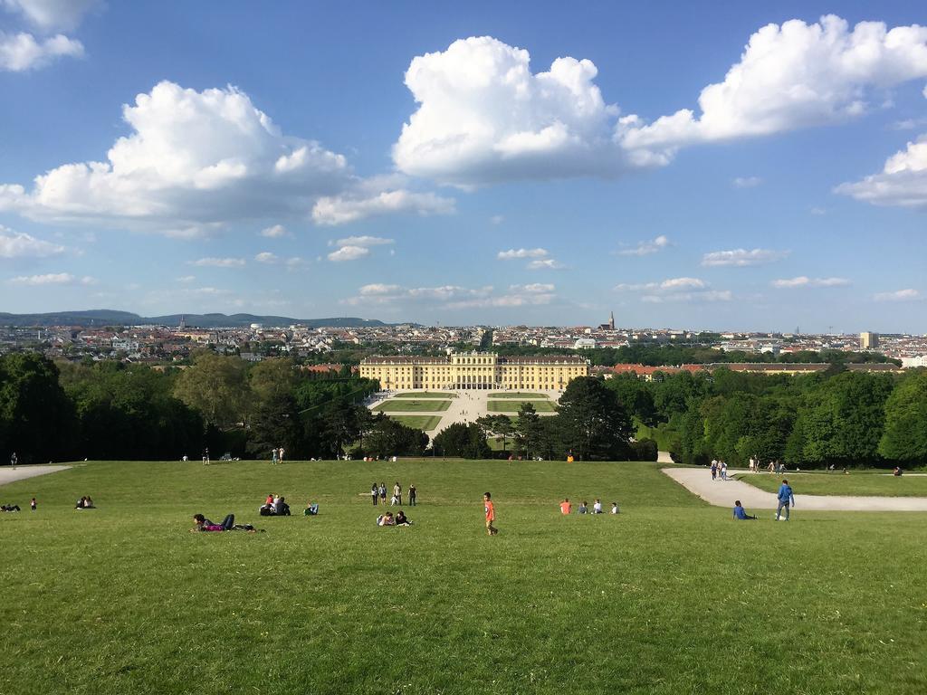 3 Rooms Sunny Apartments-Schoenbrunn, 100M2 With Balcony Vienna Luaran gambar